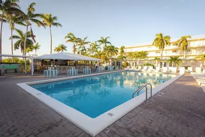 Ocean Jewel 1bed/1bath nightly condo with shared pool