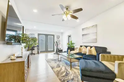 Image de Luxe Modern Townhome Near Downtown Wilmington!