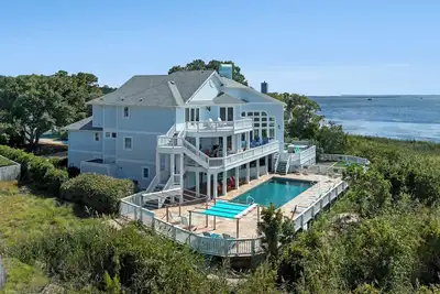 Image de Bella Costa: Gourmet Kitchen, Pool, Spa, Elevator