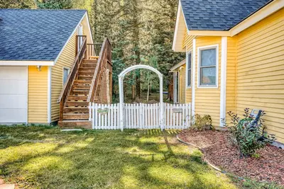 Image de Mountain-view studio with private balcony, wood stove, and fast WiFi