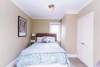 Image de Charming Downtown 3rd Floor 1 Bedroom Apt