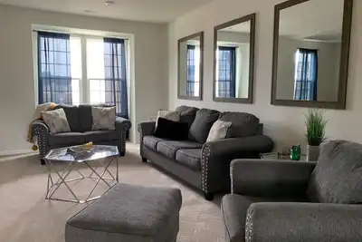 Image de Gorgeous, Fully Furnished, 3 Story Townhome! ! !