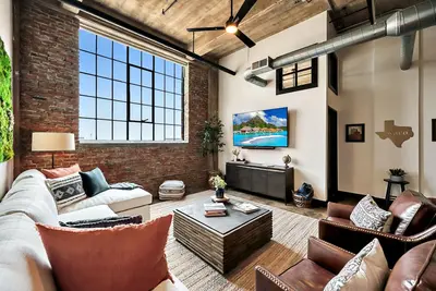 The Brazos Bear- Downtown Waco Condo- Walk to Silos!
