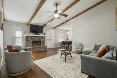 Image de Discover Broken Arrow charm near Oral Roberts University 14min away