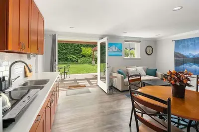 Mountain Themed Suite - Free Parking - Fast Wifi