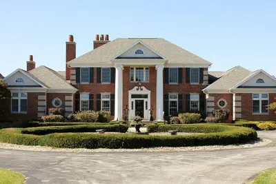 Image de Renovated luxury villa with 7 bedrooms 5 bathrooms. Located on 40 acres of land.