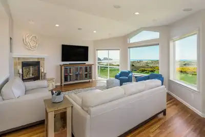 Image de Luxe oceanfront home with decks, grill, fireplace, gourmet kitchen, & fast WiFi