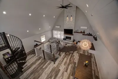 Image de Renovated Barn Sure To Impress with Loft & Game Room!