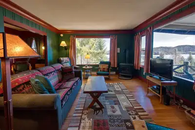Image de Lovely Lakeview Cabin Minutes to Main Street!