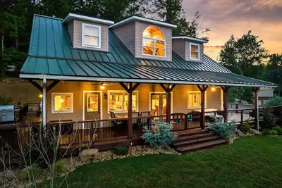 Image de Your Smoky Mountain Sanctuary • Zen Villa Oasis Retreat • hottub, pool table