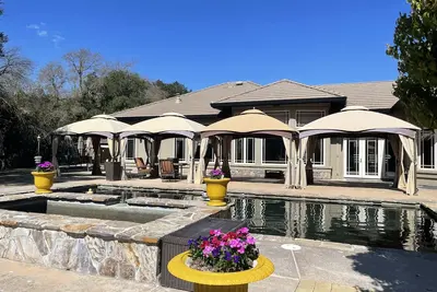 Image de Delightful 4 bedroom ranch with poolside kitchen