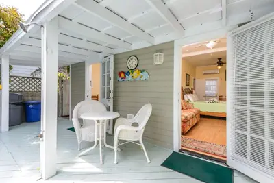 Image de Poolside King Room Steps from Duval!