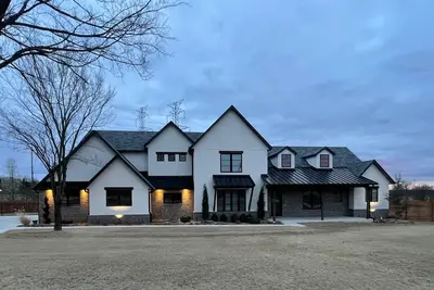 Image de 7 miles from Southern Hills, heated pool/spa, gated and spacious