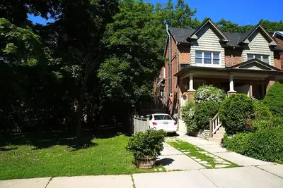 Image de House faces south on park. Private driveway & 2 car parking. Deck & large garden