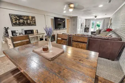 Image de 7809 Hunters Moon Ln · Moon River Smart-Suite, near Interstate 44/airport