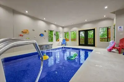 Image de Firefly Springs! Indoor pool cabin! Sleeps 8-10 Pool table/Arcades/Xbox/hot tub