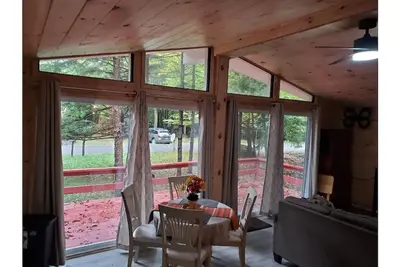 Image de Hot Tub! Relax with your family at this peaceful home in a gated community.