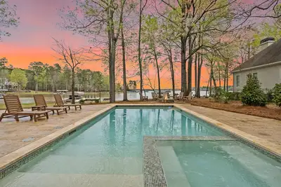 Image de Lakefront with Pool, Hot tub, Pontoon Boat & Movie Theatre