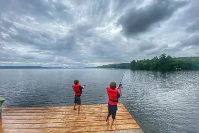 Image de Modern farmhouse new build classic Muskoka cottage on Lake of Bays