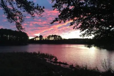 Image de Enjoys Sunsets on the Creek from our Vintage Cottage tucked away near Bay & Base