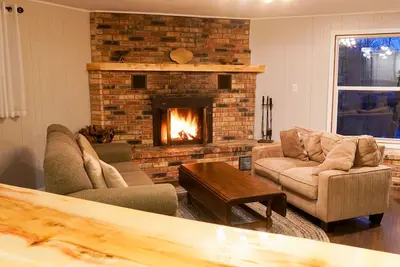 Image de 2500 Sf Remodeled Cottage on a Quiet Lake in the Woods