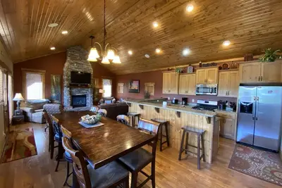 Image de Alpine Escape -Hot tub, Fireplace, Access to Pool!