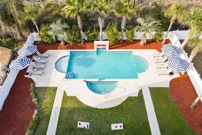 Image de Destin Group Getaway | Hot Tub, Pool, Ping Pong | 2 Blocks to Beach | Seacrest