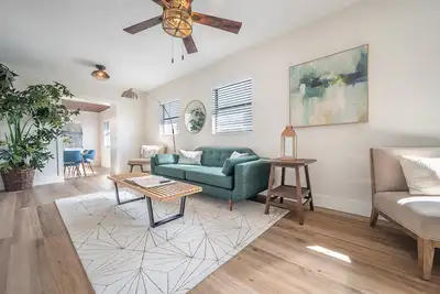 Image de Newly Renovated | Minutes to Riverwalk & Beaches | Tampa Heights