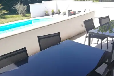 Image de Belle villa avec piscine dans une impasse