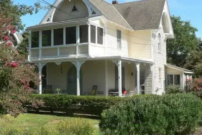 Image de Relax and experience Cape May Point in this Carpenter Gothic cottage