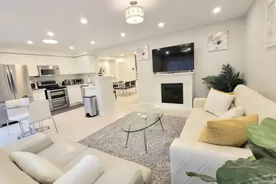 Image de ★ Beautiful 3 Bedroom Home - Parking, Wi-fi, near Hwy 401, 6 Beds available