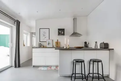 Image de Contemporary Icelandic Charm in a House Near the Ocean