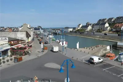 Image de appartement avec vue sur le port et la mer