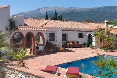 Image de Spacious villa with private  pool & gardens. Great location with all amenities.