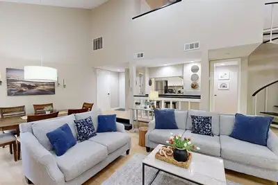 Image de Bright and cheery villa! Close to everything that resort has to offer!