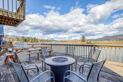 Image de Nehalem Riverfront Home has Private Dock, Ten Minutes to the Beach in Manzanita!