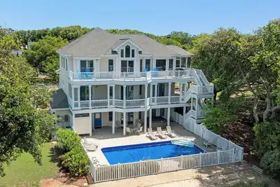 Image de 16 Sunset: Soundfront, Saltwater Pool, Spa