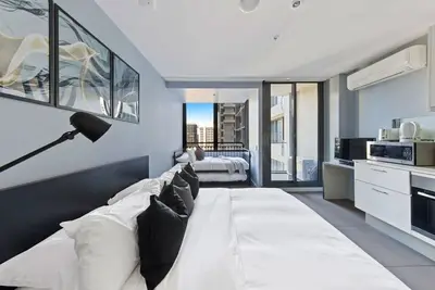 Image de A Cozy & Stylish Studio Next to Southern Cross