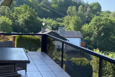 Quiet apartment with large balcony and view of the valley
