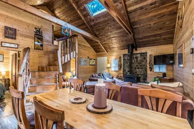Image de Perch - Chester Cbin: Cozy rustic cabin with hot tub & Ac! Pet Friendly