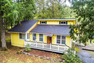 Image de Perch - The Yellow Cabin: Hot tub, game room, stone firepit, pet friendly