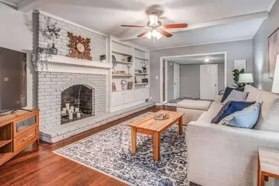 Image de Near Downtown, Shelby Parks Farm - Haddington Home