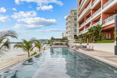 Image de Cdm 705: 2br Beachfront Penthouse w/ Ocean Views