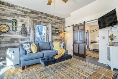 Image de Station 130! Cozy Downtown Home w/ Fire Pit