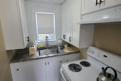 Image de Updated 2 Bd cottage. 10 min walk to Pier & Beach sleeps 5