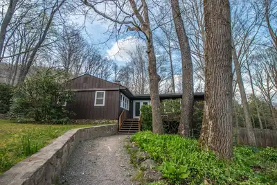 Image de An original Black Mountain College cottage in a private wooded property