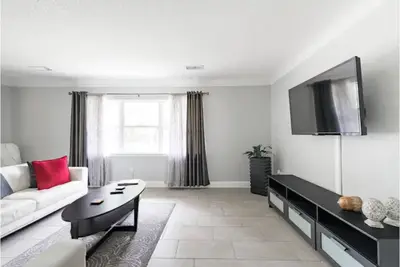 Modern get away in the heart of Gnv. Mins to Uf