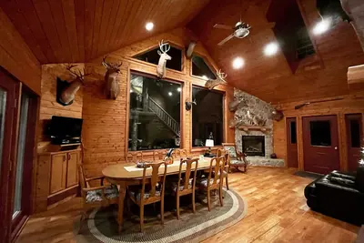 Image de Stunning, secluded lodge nestled in the woods- minutes from town.