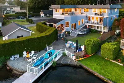 Image de Relaxing 4 bed, 4 bath, + private studio lakefront home on Lake Stevens!