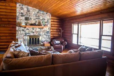 Image de Private lakefront log cabin on 25 acres - 3 bedrooms